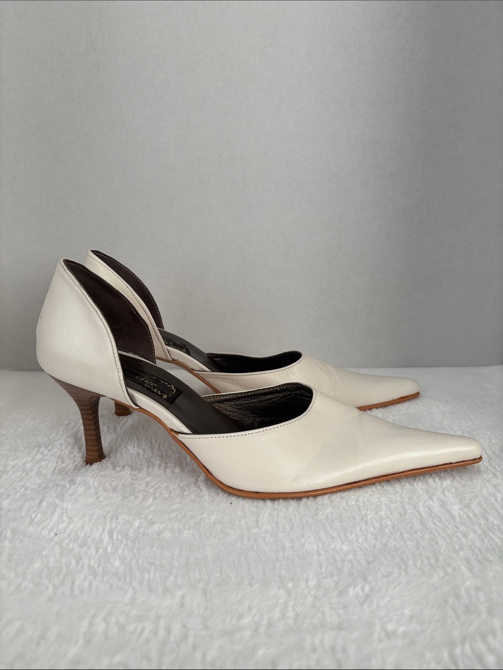 Classic Cream Pointed-Toe Mid-Heel Pumps made in Portugal